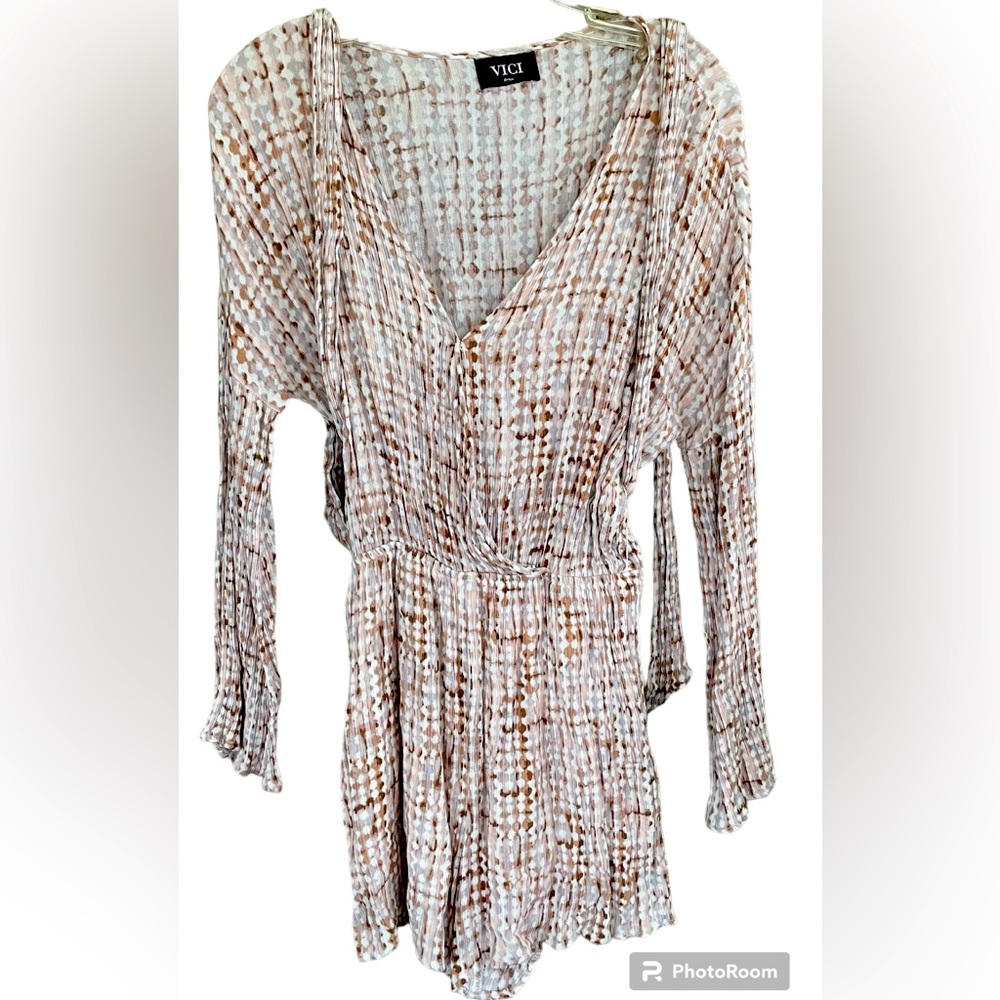 VICI size Small, mini dress, V neck, tie waist brown pattern